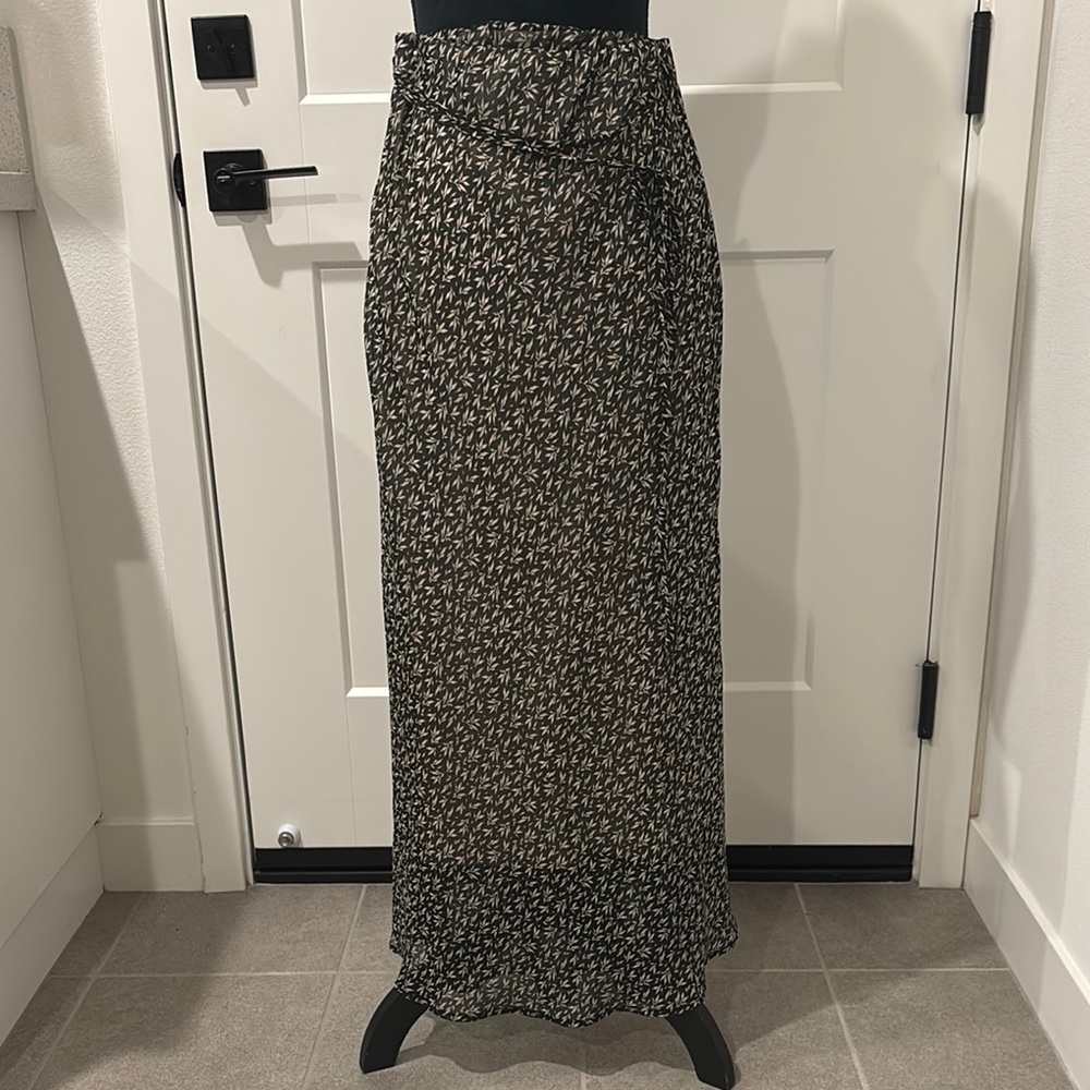 Black and White Maxi Pencil Skirt with Wrap Style for Casual Wear